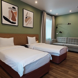 Студия с двумя раздельными кроватями и кухней